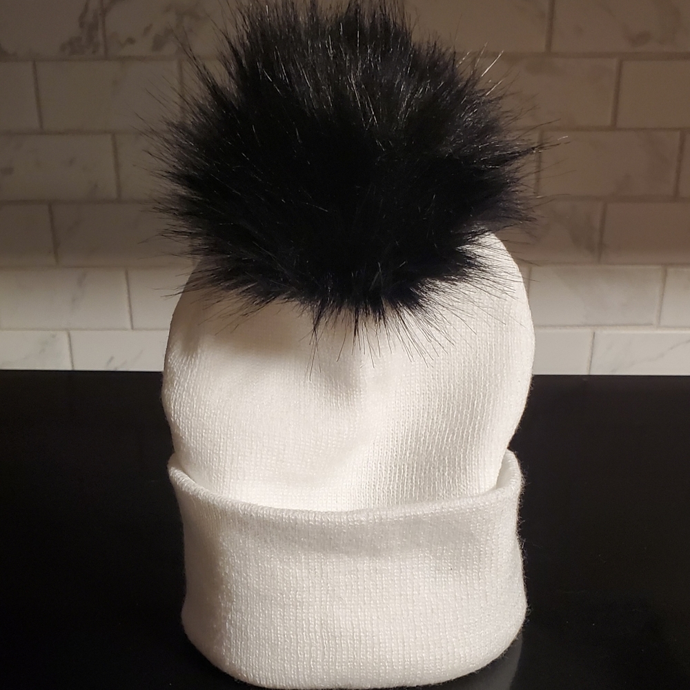 1 White Adult hat w/ 1 Black detachable pom. Called 'OREO'. Handmade